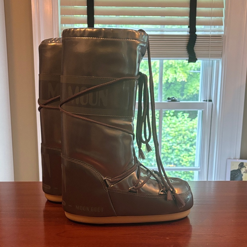 Moon Boot Shiny Silver Winter Boots
Moon boots typically fit size 7-8 1/2